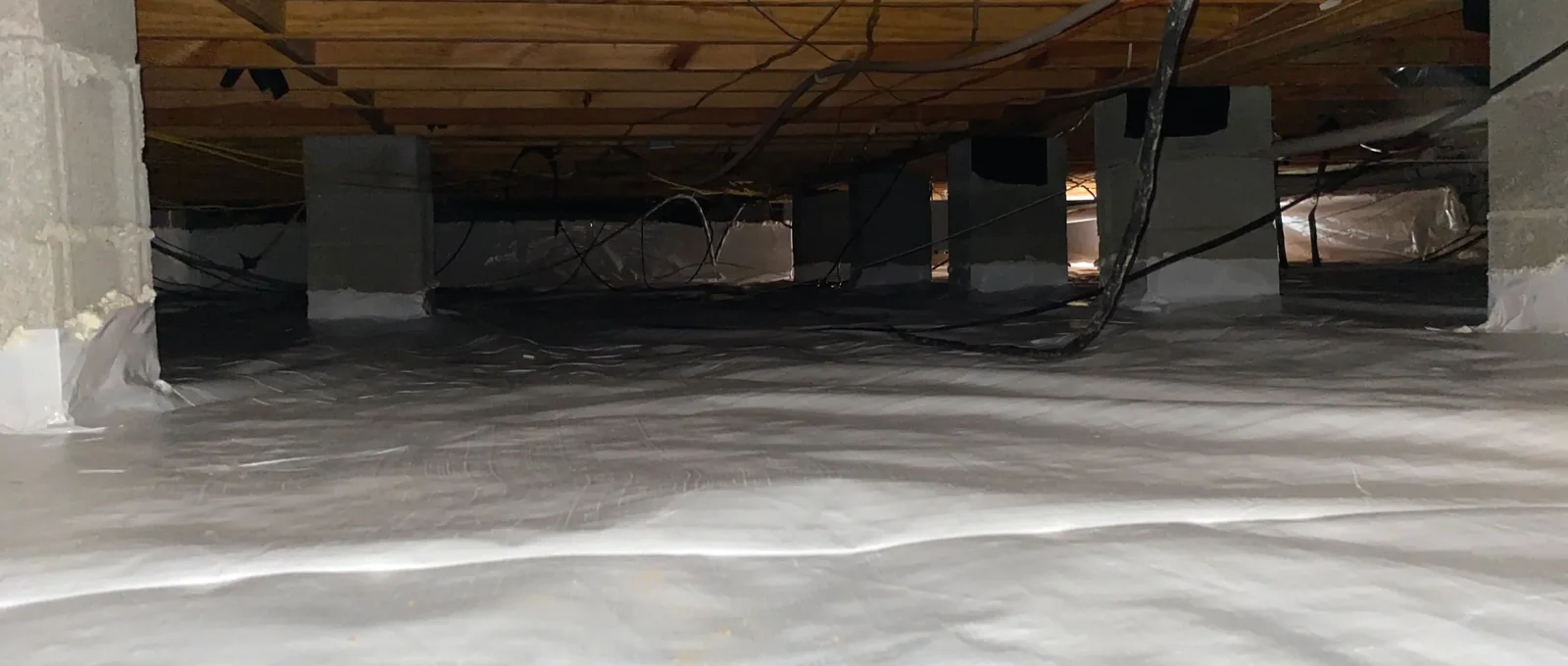 Crawl space foundation with piers and a vapour barrier in a Dallas home